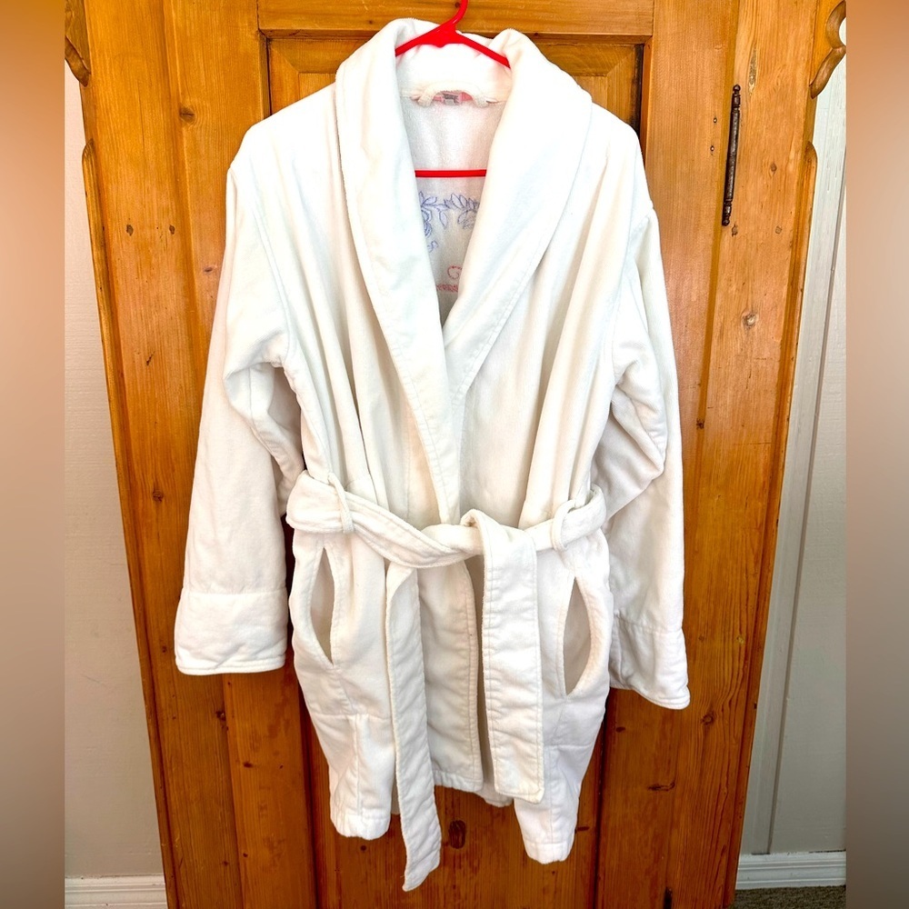 Victoria’s Secret Plush White Knee Length Bathrobe Sz XS/S Embroidered Dream